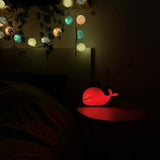 Veilleuse KiddieAlarm Baleine dans une chambre d'enfant